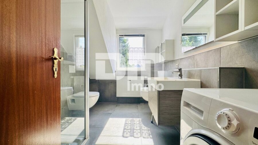 (R)erserviert!!!Exklusive Dachgeschosswohnung mit Balkon & Garage in gefragter Lage der Eichwaldsiedlung - DG Badezimmer / Dusche / Waschmaschine